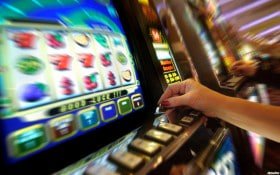 cermin live-dealer blackjack table with professional dealer and game interface